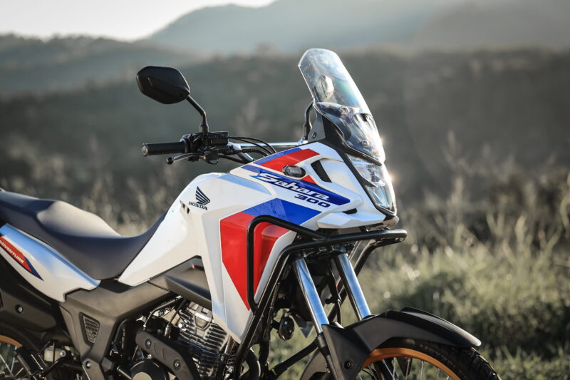Sahara 300 2027 ganha visual da antiga 350cc e mais mudanças