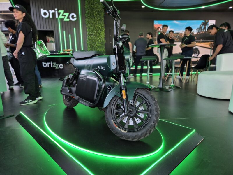 Marca de motos elétricas chega ao BR com troca rápida de bateria