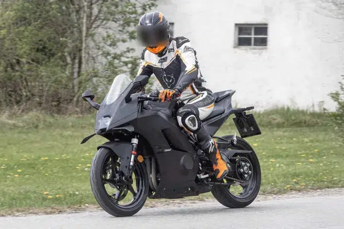 KTM RC 490: nova esportiva com motor inédito chega em 2027 1 KTM RC 490 1 696x464 1