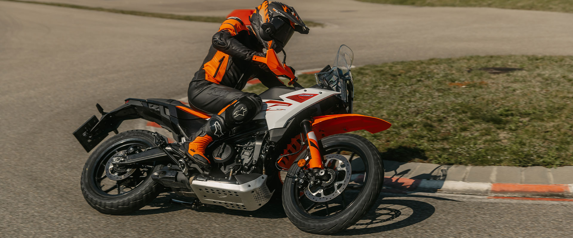 KTM 390 Adventure R ou X? Vale os R$ 4 mil de diferença? 2 PHO BIKE DET KTM 390 adventure x my26 hit the hard track SALL AEPI V1
