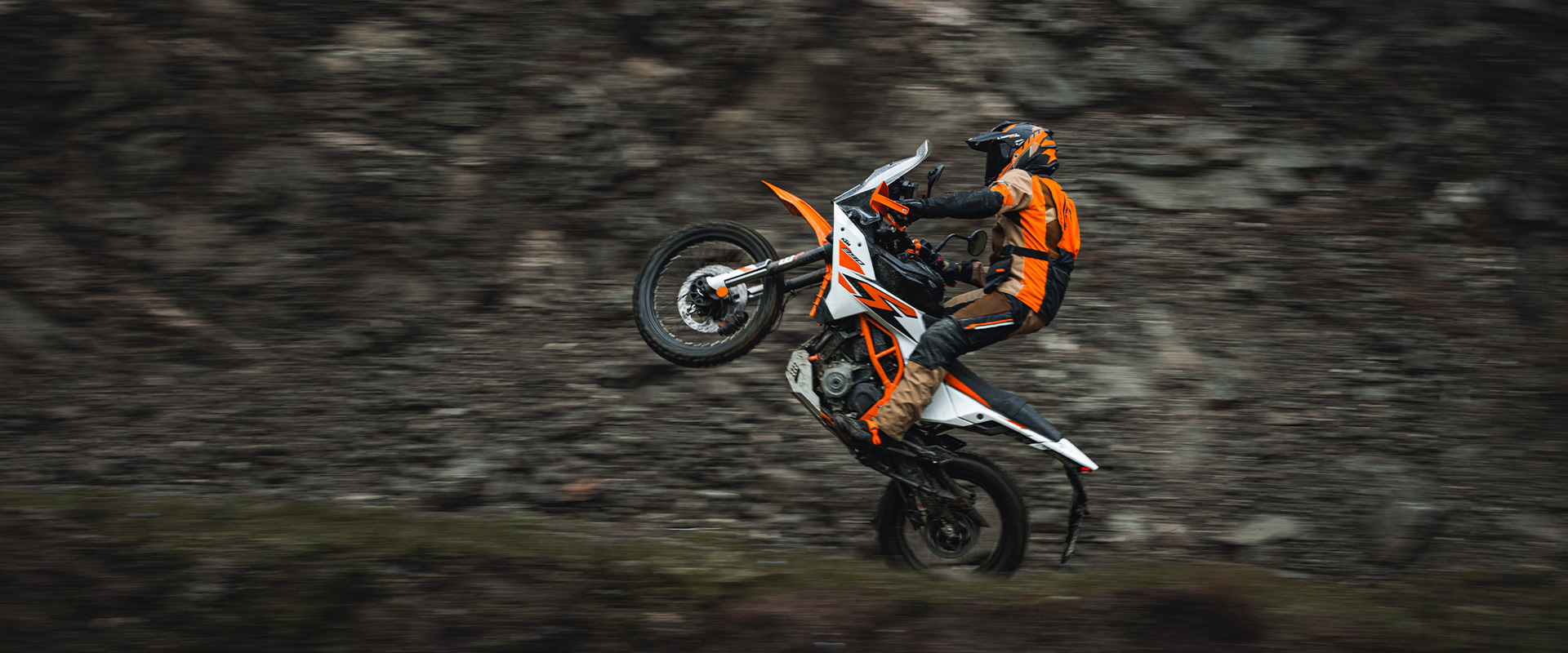 KTM 390 Adventure R ou X? Vale os R$ 4 mil de diferença? 3 PHO BIKE DET Travel KTM 2025 390 adventure r white website action image 4 SALL AEPI V1