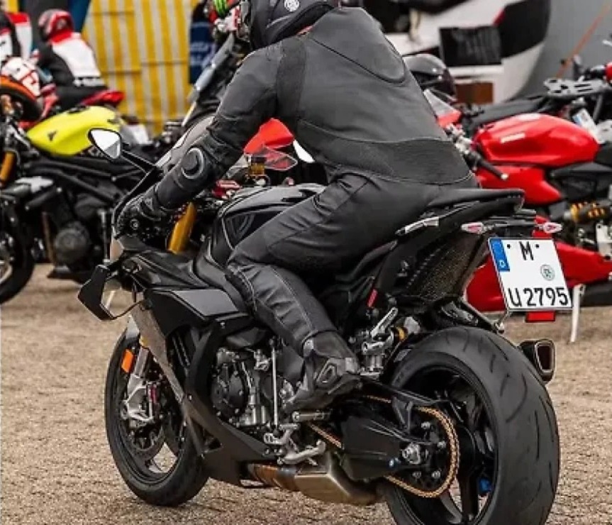 Nova BMW S 1000 RR aparece em testes; o que tem de diferente? 1 Novo conjunto aerodinâmico chama atenção no protótipo