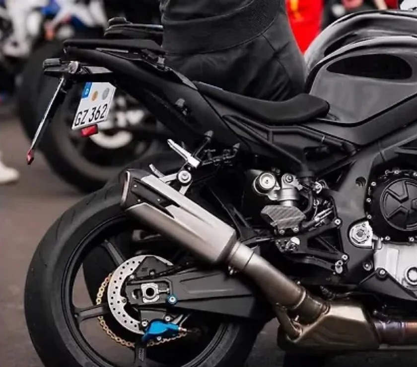 Nova BMW S 1000 RR aparece em testes; o que tem de diferente? 2 Pinças Brembo Hypure aparecem no modelo em testes