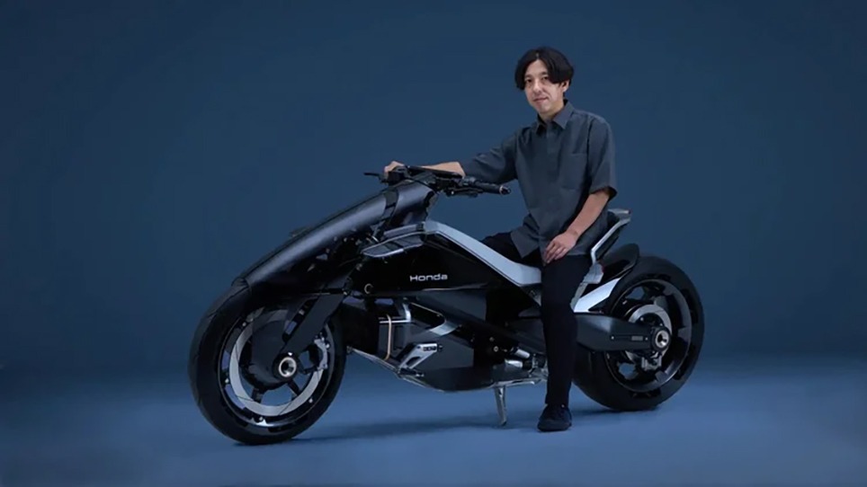 Moto elétrica com MOTOR nas rodas? Conheça a Honda ganhou prêmio de design 1 Honda EV Outlier Concept adota motores elétricos nas rodas e vence o Red Dot Design Award 2026
