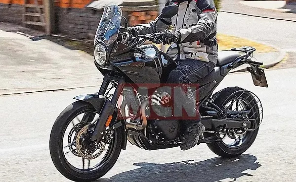 Royal Enfield Himalayan 750 é flagrada lá fora (quase pronta)