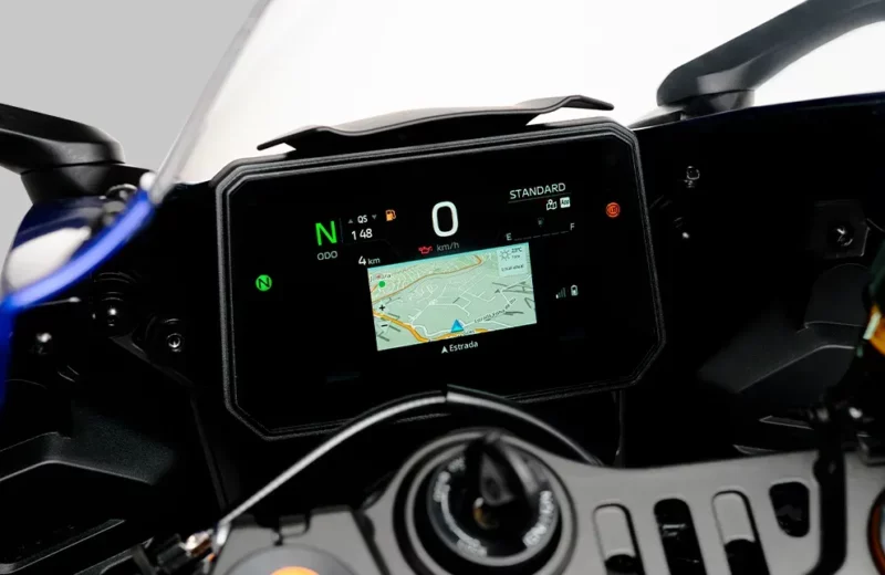 Yamaha R7 vs Triumph Daytona 660: Vale a pena esperar a esportiva japonesa? 4 painel da yamaha r7