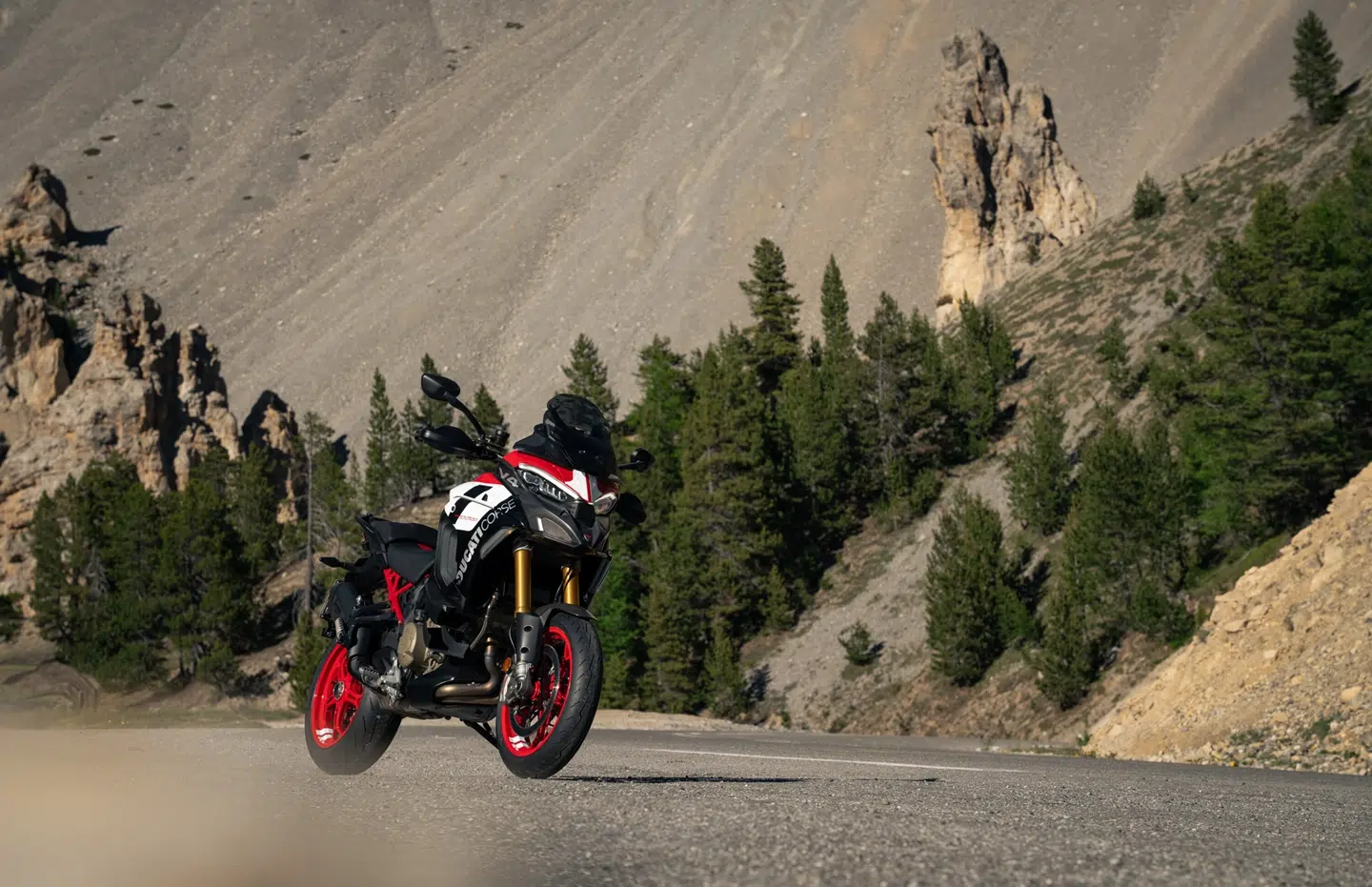 Lá fora, Ducati Multistrada ganha nova pintura de corrida