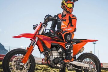 KTM: supermoto de pista com 449cc ganha atualizações e garantia de fábrica