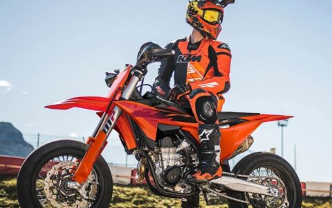 KTM: supermoto de pista com 449cc ganha atualizações e garantia de fábrica