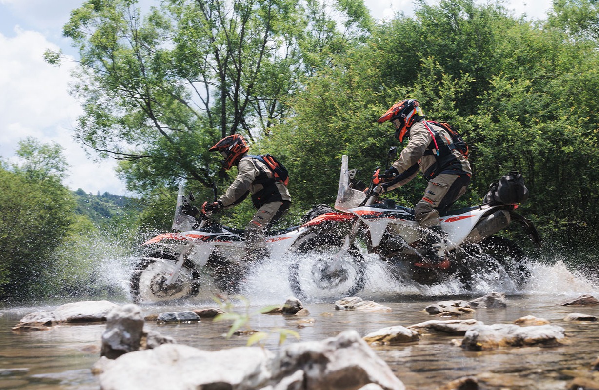 Tanque de 20 litros e 692 cc: a KTM 690 Rally nasceu para as trilhas