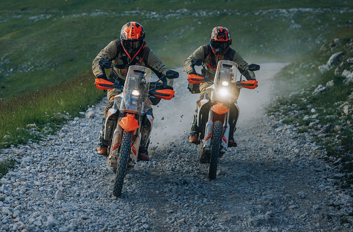 Tanque de 20 litros e 692 cc: a KTM 690 Rally nasceu para as trilhas