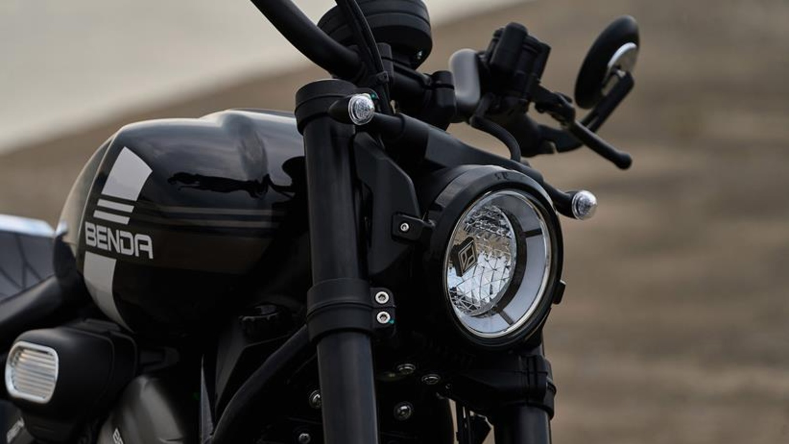 Cruiser de 700cc que abaixa sozinha no semáforo? A Benda Rock 707 faz isso