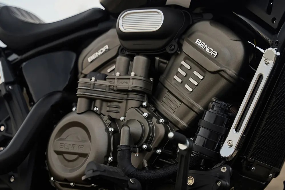 Cruiser de 700cc que abaixa sozinha no semáforo? A Benda Rock 707 faz isso