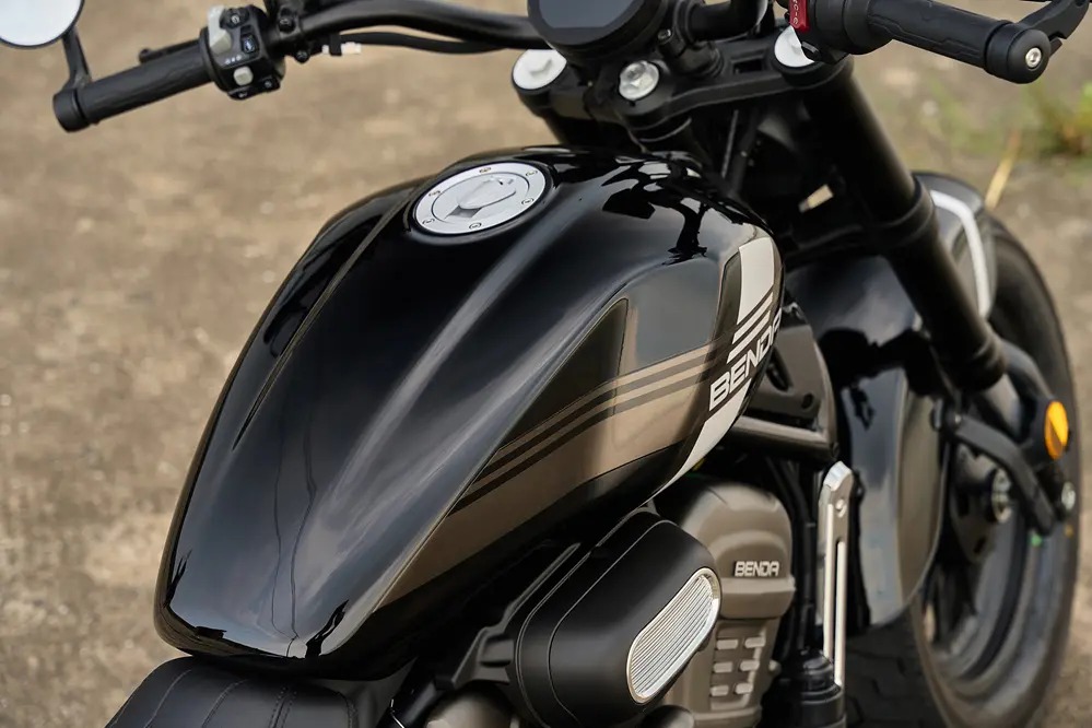 Cruiser de 700cc que abaixa sozinha no semáforo? A Benda Rock 707 faz isso