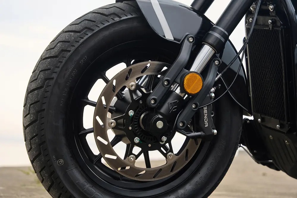 Cruiser de 700cc que abaixa sozinha no semáforo? A Benda Rock 707 faz isso