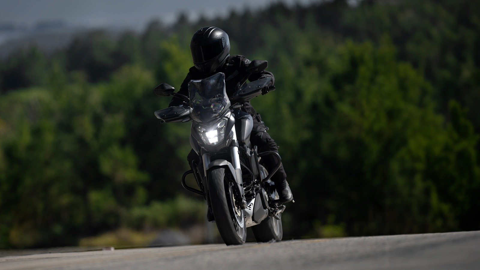 A Bajaj Dominar 400 traz motor de 40 cv, suspensão invertida de 43 mm e pacote de turismo de série por R$ 27.490.