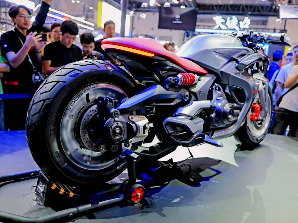 Voge apresenta moto custom com IA, motor híbrido e visual insano