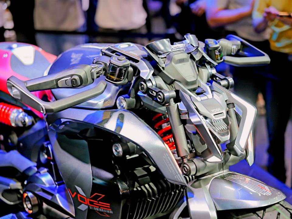 Voge apresenta moto custom com IA, motor híbrido e visual insano