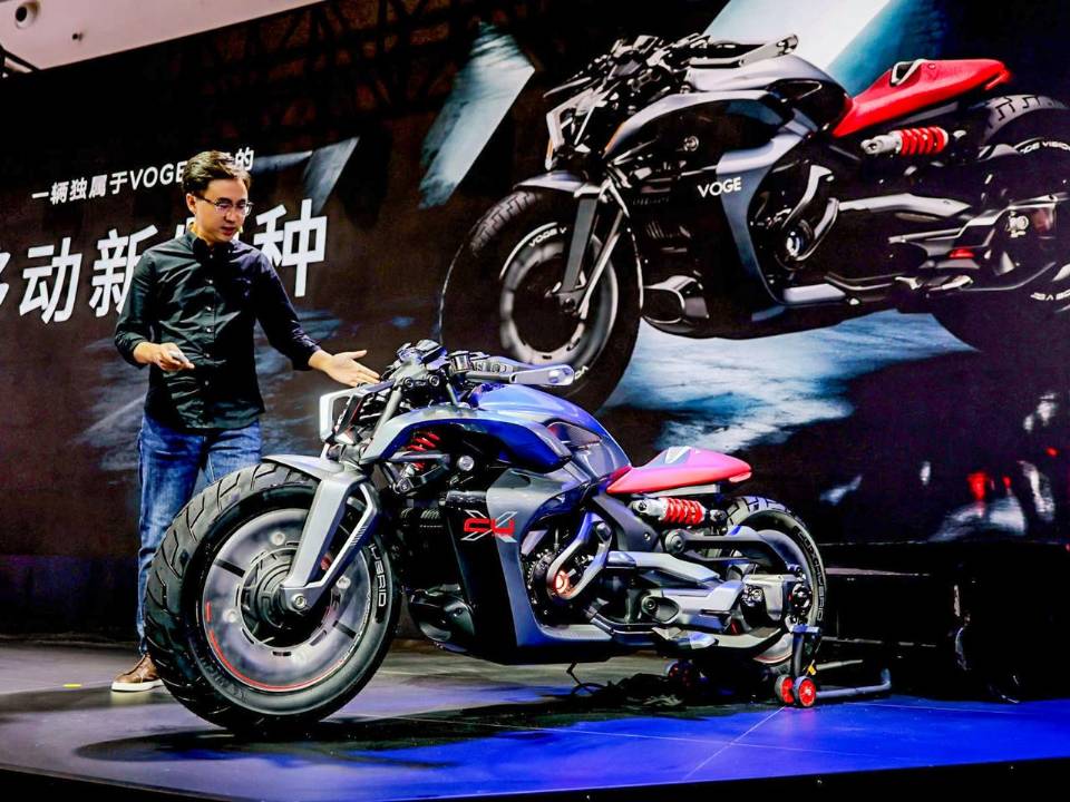 Voge apresenta moto custom com IA, motor híbrido e visual insano