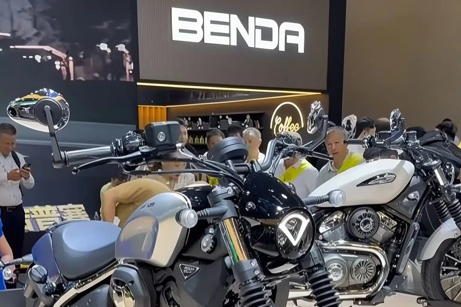 Aguardada no Brasil, Benda mostra nova custom 500cc lá fora