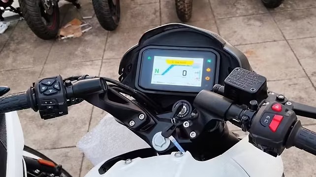 Tecnologia de moto de R$ 60 mil em uma naked média? Veja o que a nova Bajaj entrega