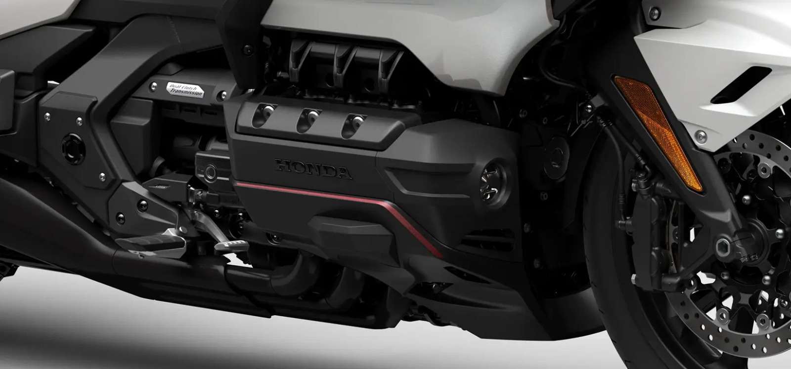 A Honda GL1800 Gold Wing Tour possui um motor boxer de 6 cilindros e 1.833 cc, entregando 126 cv de potência e 17,3 kgfm de torque