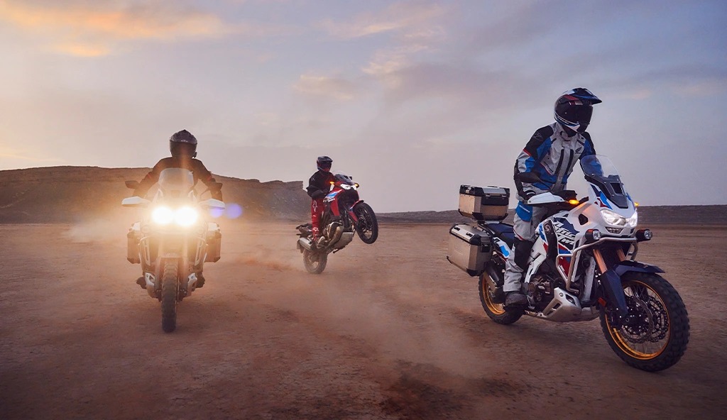 A big trail oferece motor bicilíndrico de 1.084 cc, opções de câmbio manual ou automático DCT, e pacote eletrônico completo com tela TFT de 6,5 polegadas.