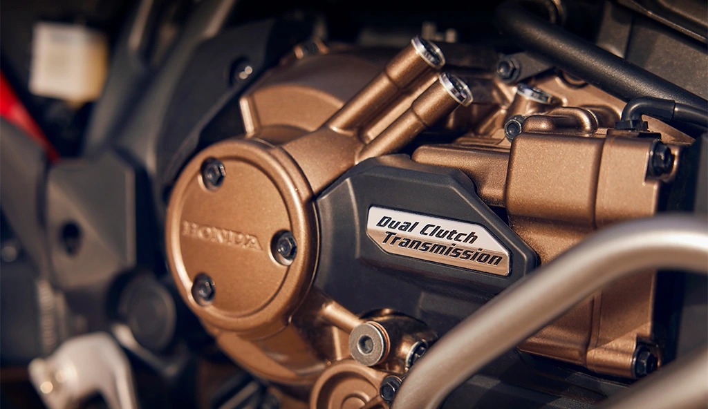  A big trail oferece motor bicilíndrico de 1.084 cc, opções de câmbio manual ou automático DCT, e pacote eletrônico completo com tela TFT de 6,5 polegadas.