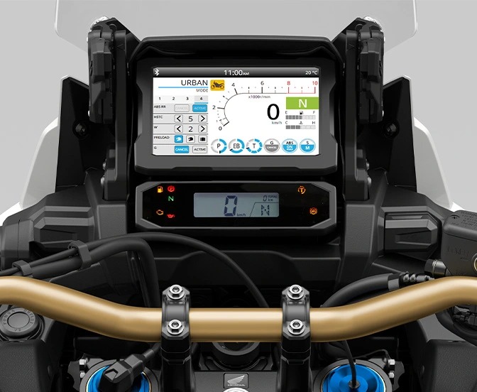  A big trail oferece motor bicilíndrico de 1.084 cc, opções de câmbio manual ou automático DCT, e pacote eletrônico completo com tela TFT de 6,5 polegadas.