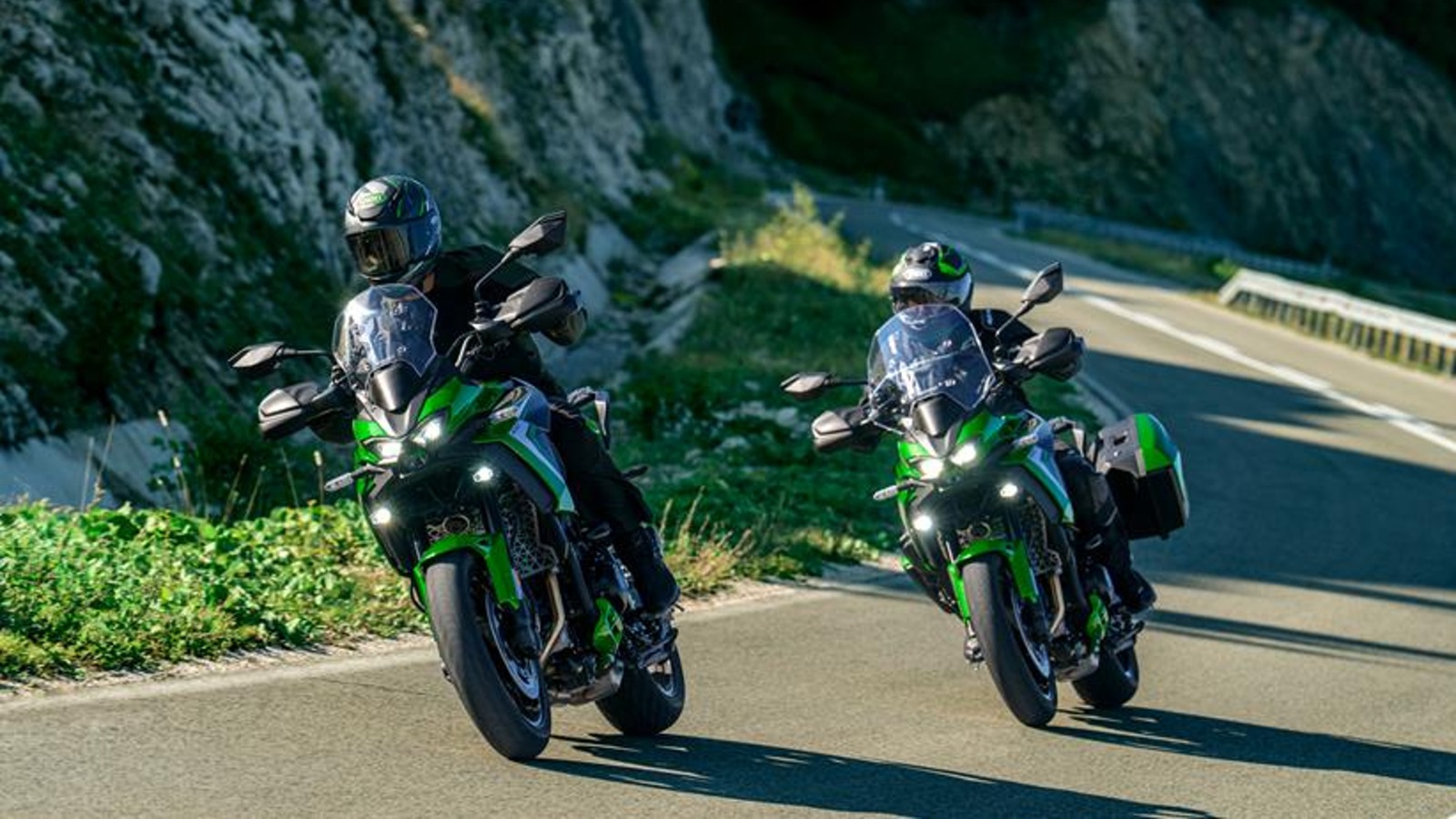 Kawasaki apresenta a Versys 900 com motor de 4 cilindros e sistema de radar