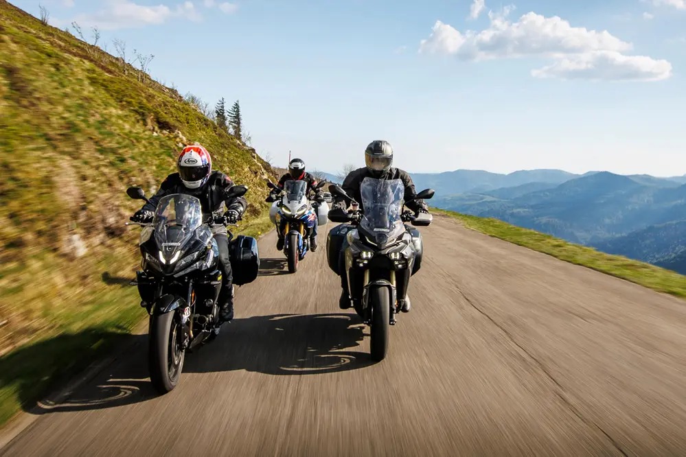 A Trail 4 Cilindros com “Olhos”! Essa Kawasaki de 948cc te ajuda a enfrentar a estrada dia e noite