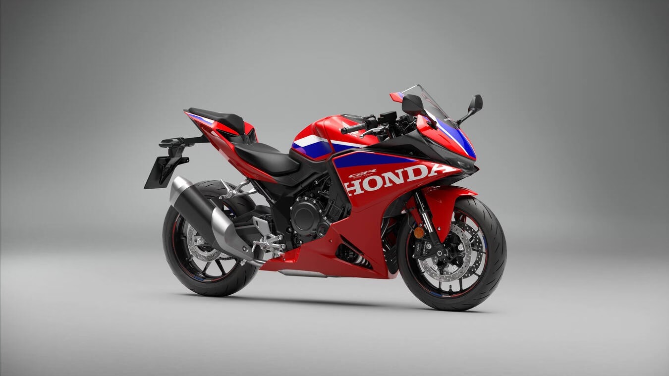 A CBR500R Four chega com duas opções que remetem diretamente ao DNA racing da Honda