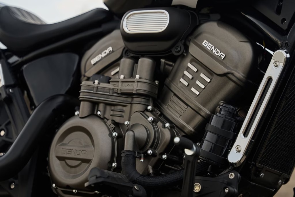 Revolução chinesa nas Cruisers: Benda irá ao EICMA com V4 de 108 cv e suspensão que “abaixa sozinha”