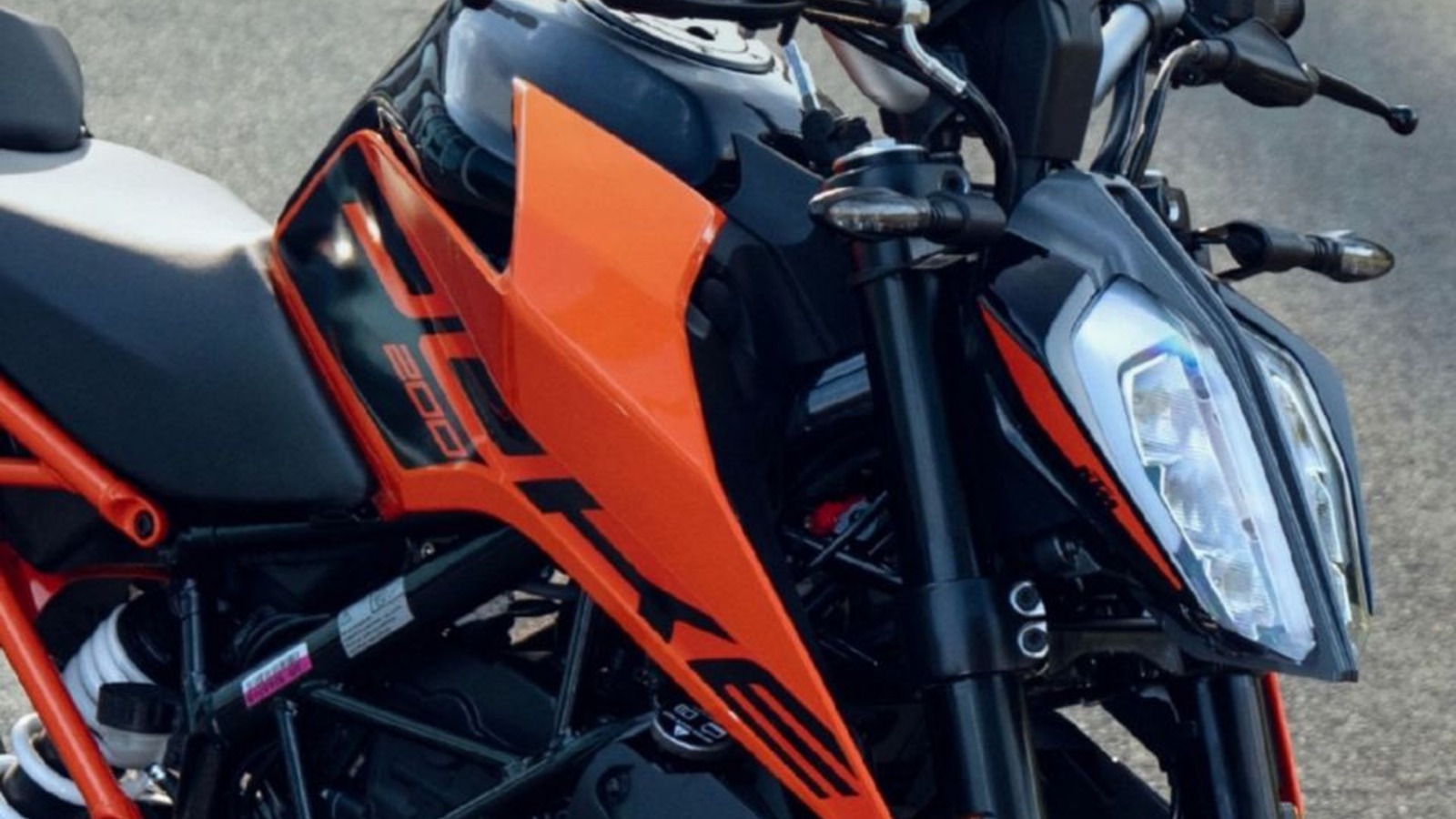 Quickshifter e modos de pilotagem: A naked KTM de entrada que virou "superbike" tecnológica