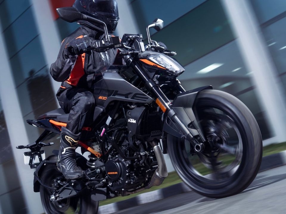 Quickshifter e modos de pilotagem: A naked KTM de entrada que virou “superbike” tecnológica
