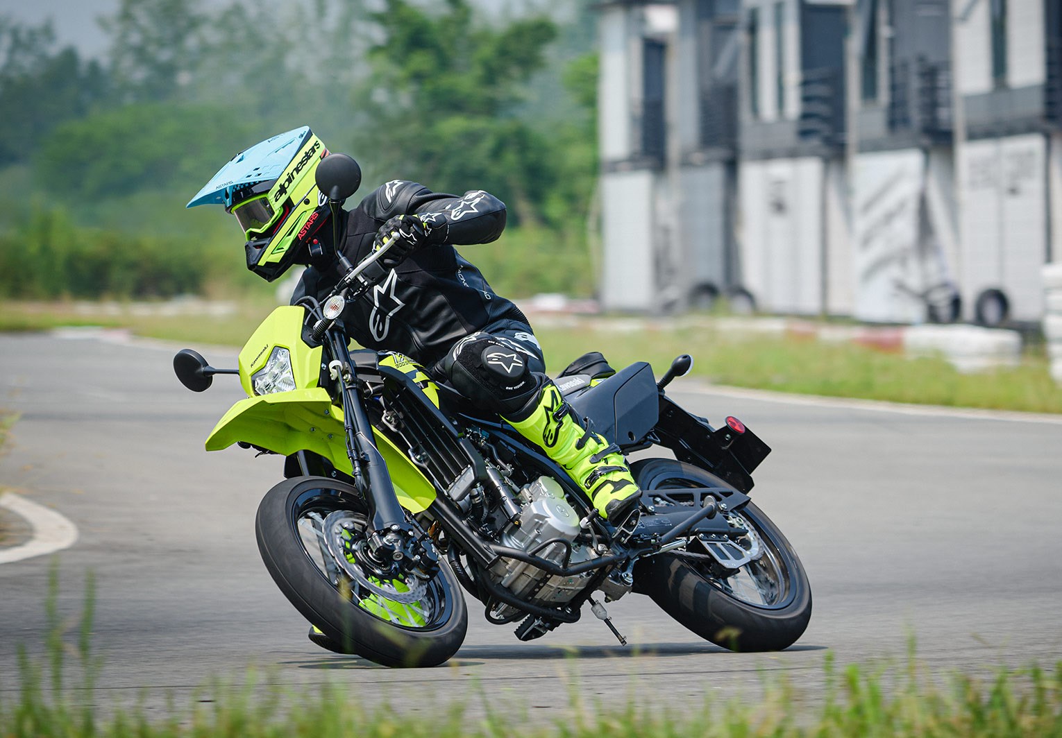 Lá fora: motard de 300 cc da Kawasaki ganha novidades